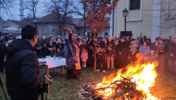 БАДЊАК У ЗРЕЊАНИНУ: Свечаности у порти Успенског храма и у храму Вазнесења Господњег (ВИДЕО)