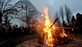 SVEČANO U HRAMU SVETOG SAVE ZA BADNJE VEČE: Vernici se okupili i zapalili badnjake, liturgija u ponoć (FOTO)