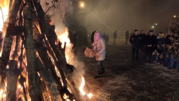 КЛЕЧАНИ ПО ТРАДИЦИЈИ: Испред храма уз Бадњак (ФОТО)