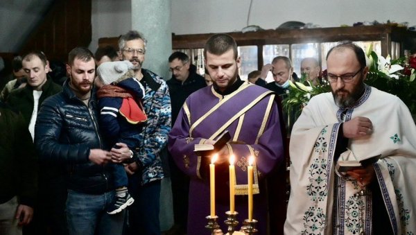 ПИРОЋАНЦИ ОБЕЛЕЖИЛИ БОЖИЋ И БАДЊЕ ВЕЧЕ: Организовано паљење бадњака и литургија (ФОТО)