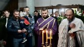 PIROĆANCI OBELEŽILI BOŽIĆ I BADNJE VEČE: Organizovano paljenje badnjaka i liturgija (FOTO)