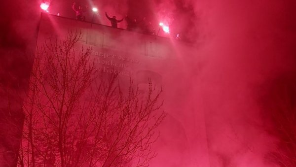 СПЕКТАКУЛАРАН ВАТРОМЕТ У НИКШИЋУ: У Спомен на блаженопочившег митрополита Амфилохија (ВИДЕО)