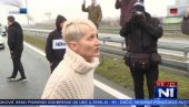 ŽENA ZAROBLJENA U BLOKADI OČITALA LEKCIJU LAŽNIM EKOLOZIMA: Odreknite se telefona i auta, zabranite pušenje! (VIDEO)