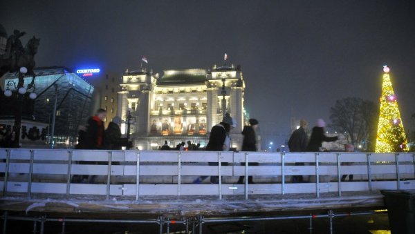 ШКРИПА КЛИЗАЉКИ И НА ТРГУ РЕПУБЛИКЕ: Отворено клизалиште у центру града