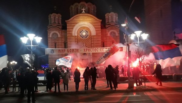 СПЕКТАКУЛАРНЕ СЦЕНЕ У БАЊАЛУЦИ: Град сија од ватромета и бакљи, омладина на улицама слави своју Републику Српску (ФОТО/ВИДЕО)