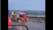 DETALJI SAOBRAĆAJNE NESREĆE NA PUPINOVOM MOSTU: Policajac pokušava da dođe do putnika, doktorka im pomaže kroz gepek (VIDEO)