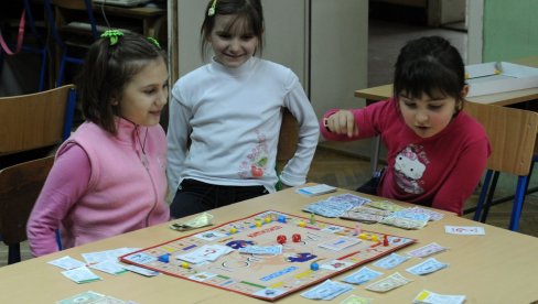 ФОРУМ СРЕДЊИХ СТРУЧНИХ ШКОЛА: Васпитачи имају веће плате од наставника ФОРУМ СРЕДЊИХ СТРУЧНИХ ШКОЛА: Васпитачи имају веће плате од наставника