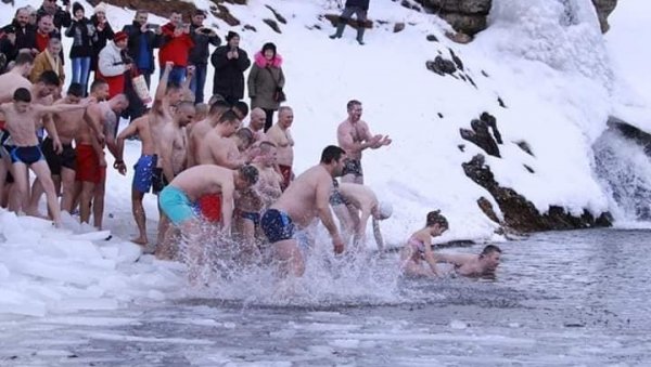 СПЕКТАКЛ НА ВЛАСИНСКОМ ЈЕЗЕРУ: Пливање за часни крст на надморској висини од 1.200 метара