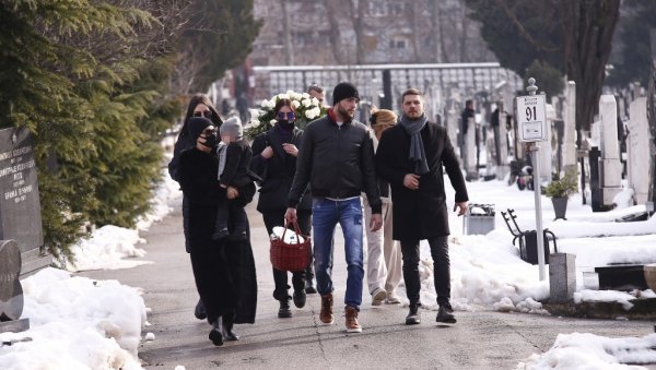 НА АРКАНОВОМ ГРОБУ И УНУК ЖЕЉКО: Најближа породица и пријатељи на помену поводом годишњице смрти Жељка Ражнатовића