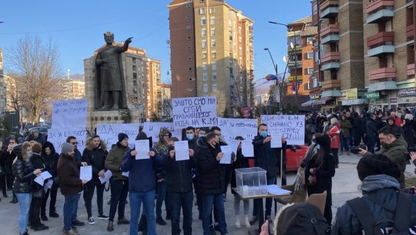 ПЕРФОРМАНС У ЦЕНТРУ КОСОВСКЕ МИТРОВИЦЕ: Импровизована гласачка кутија и листићи - За мир, за право и правду