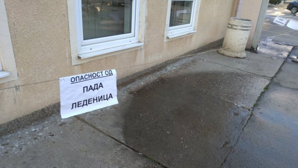 НАЈРИЗИЧНИЈЕ КРЕТАЊЕ ПОРЕД ЗГРАДА: Опасност од пада леденица и снега са кровова