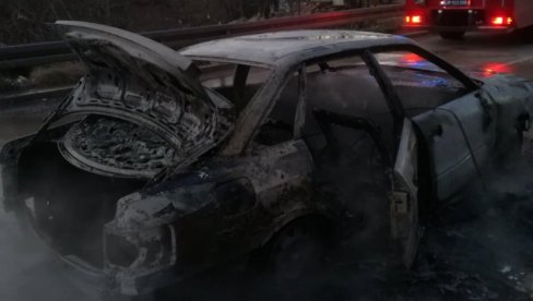 ЧОВЕК ИЗГОРЕО У ЗАПАЉЕНОМ АУТОМОБИЛУ У СУРЧИНУ: Ватрогасци угасили возило па открили језив призор! ЧОВЕК ИЗГОРЕО У ЗАПАЉЕНОМ АУТОМОБИЛУ У СУРЧИНУ: Ватрогасци угасили возило па открили језив призор!