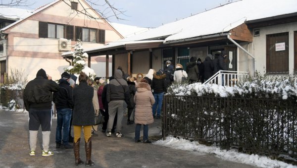 ДО АПРИЛА БИЋЕ ЗАРАЖЕНЕ ДВЕ ТРЕЋИНЕ СРБИЈЕ: Епидемиолог др Радмило Петровић о распламсавању короне и кретању епидемије