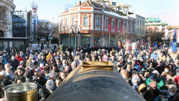 СВЕТУ ВОДУ ПУНИЛИ УЗ ГУРАЊЕ И ПО КОЈУ ПСОВКУ: Верници од раног јутра чекали да наточе богојављенску воду у Смедереву (ФОТО)