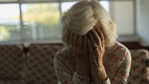 ПЕНЗИОНЕРКА ИЗГУБИЛА СВЕ ПАРЕ, КИЛО ЗЛАТА И СТАН: Два позива уништила су јој живот