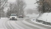 ВЕЈЕ СНЕГ У БЕОГРАДУ: Пахуље прекриле престоницу (ФОТО/ВИДЕО)