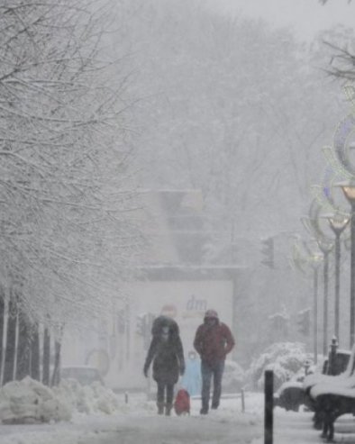 ИЗУЗЕТНО РЕТКА ПОЈАВА: У Подгорици од јутрос пада снег