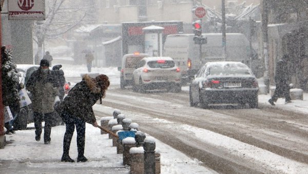 СТИЖУ ХЛАДНИ ФРОНТ И СНАЖНА МЕЋАВА: У овим деловима пашће и више од 20 цм снега - најновија најава РХМЗ