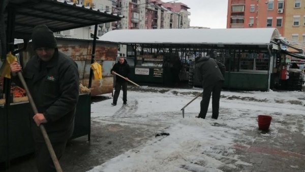 НА ПИЈАЦАМА ОЧИШЋЕН СНЕГ: Новосадски комуналци на терену