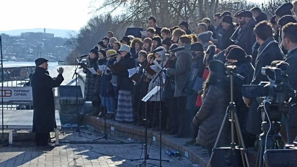 ОБЕЛЕЖЕНА 80. ГОДИШЊИЦА НОВОСАДСКЕ РАЦИЈЕ: Положени венци на споменик Породица (ФОТО/ВИДЕО)