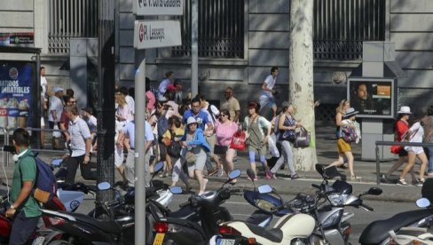TURISTI PODIGLI KIRIJE U NEBESA: Stanovnici Barselone prinuđeni da se sele iz grada zbog stranih posetioca