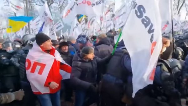 ДИМНЕ БОМБЕ, БАКЉЕ, СУЗАВАЦ И РАФАЛИ У КИЈЕВУ:  Демонстранти покушали да уђу у зграду Раде, сукобили се са полицијом! (ВИДЕО)