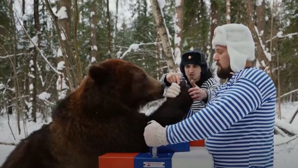 ОБАРАЛИ РУКЕ СА МЕДВЕДОМ У ШУМИ: Невероватна сцена из Русије! (ВИДЕО)