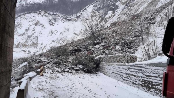 ВОЗАЧИ ОПРЕЗ: Због могућих одрона у клисурама и стенским усецима