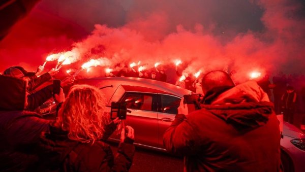 ОВАКО ХОЛАНЂАНИ ИСПРАЋАЈУ ЛЕГЕНДЕ: Величанствена бакљада навијача Фејенорда у част Вима Јансена