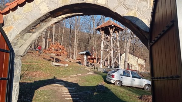 ОВДЕ СУ СЕ ЛЕЧИЛИ И КОСОВСКИ ЈУНАЦИ: Манастир Св.  Петке код Лепосавића привлачи ходочаснике