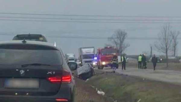 ТЕШКА САОБРАЋАЈНА НЕЗГОДА ИЗМЕЂУ ИНЂИЈЕ И СТАРЕ ПАЗОВЕ: Ватрогасци и полиција на терену (ФОТО)