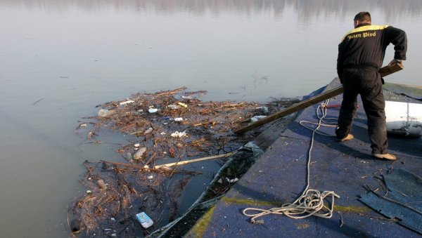 ПОМАЖУ ТАКСЕ КАД НИСУ КАЗНЕ: Уместо власника локала, одржавање хигијене око сплавова преузимају Београдводе