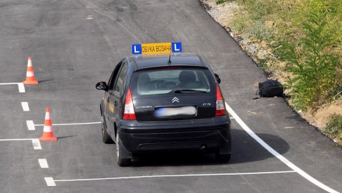 Devojka pala na VOZAČKOM, a nije još ni upalila auto! Čim je primetio OVO, instruktor PRESEKAO Devojka pala na VOZAČKOM, a nije još ni upalila auto! Čim je primetio OVO, instruktor PRESEKAO
