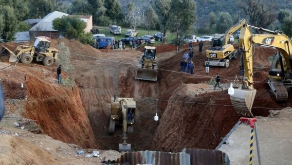 СПАСАВАЊЕ РАЈАНА СА ДНА БУНАРА: Очи света упрте у село на северу Марока где се одвија права животна драма