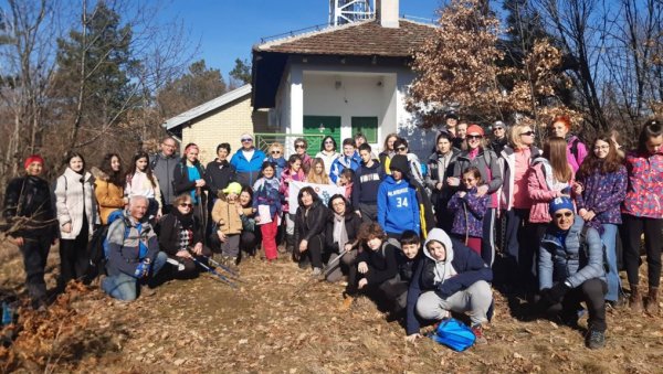 ПАРАЋИНЦИ У ПОХОДУ СВИ НА СНЕГ: Две успеле акције Планинарског клуба Јаворак