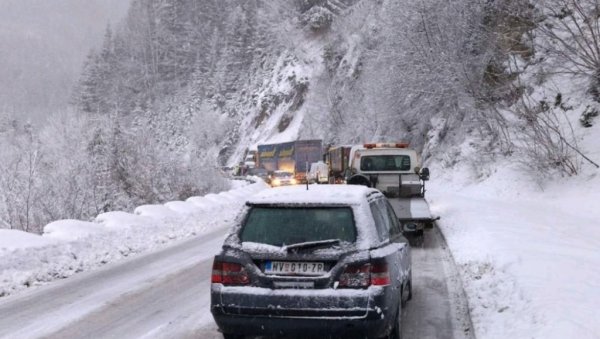 СНЕГ ПАДА ДУЖЕ ОД ДВА САТА: Паралисан саобраћај на Златару и Златибору (ФОТО)