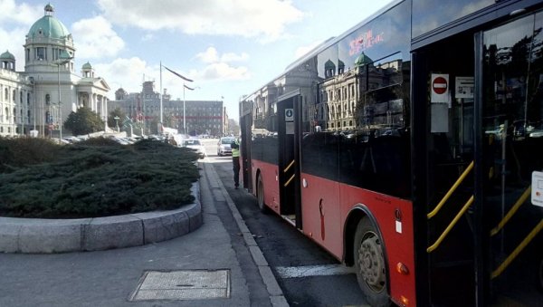 ПРВЕ ФОТОГРАФИЈЕ НЕСРЕЋЕ НА ТРГУ НИКОЛЕ ПАШИЋА: Познато стање повређеног пешака (ФОТО)