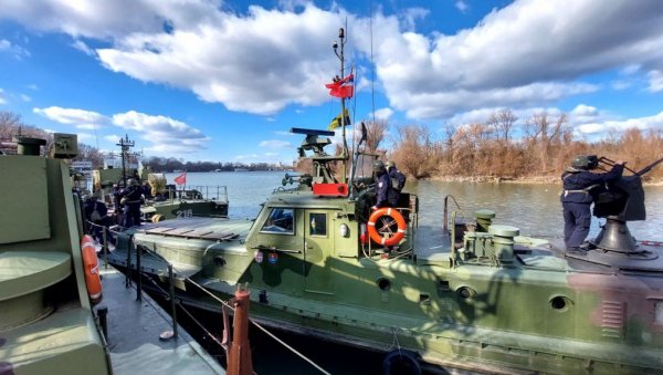 СПРЕМНИ ЗА УЗБУНУ И У ВОДИ И НА КОПНУ: Вежбе Речне флотиле на Дунаву (ФОТО)