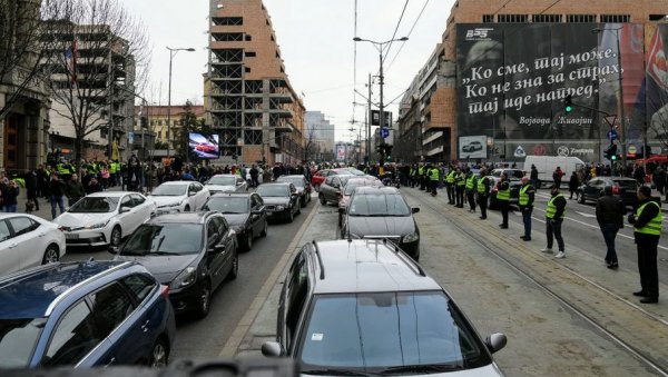 ТРАЖЕ ДОЗВОЛУ  ЗА 1.200  ВОЗИЛА: Удружење грађана CarGO купило привредно друштво Нови такси Д.О.О - Савски Венац