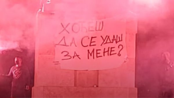 ХОЋЕШ ДА СЕ УДАШ ЗА МЕНЕ? Несвакидашња просидба поред споменика Победнику на Калемегдану (ВИДЕО)