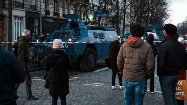 ХИЉАДЕ ПОЛИЦАЈАЦА МОБИЛИСАНО У ПАРИЗУ: Оклопним транспортерима заустављају конвоје возача који планирају да протетсују против ковид мера