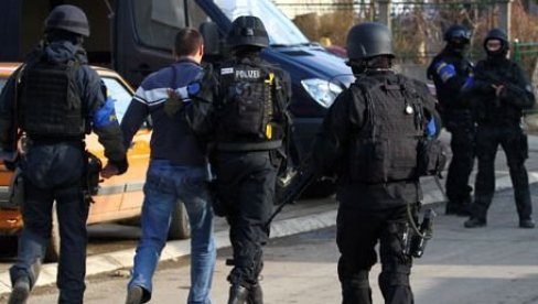 СТАВИЛИ МИ ЛИСИЦЕ, УМАЛО РУКУ ДА МИ ПОЛОМЕ: Куртијеви специјалци малтретирали младића на путу за Газиместан јер је на мајици имао крст СТАВИЛИ МИ ЛИСИЦЕ, УМАЛО РУКУ ДА МИ ПОЛОМЕ: Куртијеви специјалци малтретирали младића на путу за Газиместан јер је на мајици имао крст