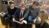 I OVAJ PUT U RADNOJ ATMOSFERI: Vučić večeras u prostorijama Srpske napredne stranke (FOTO)