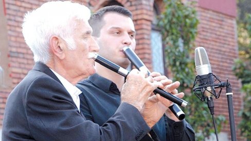 FRULAŠI IZ PET OKRUGA U VRANJSKOJ BANJI: „Zlatna frula juga Srbije“ FRULAŠI IZ PET OKRUGA U VRANJSKOJ BANJI: „Zlatna frula juga Srbije“