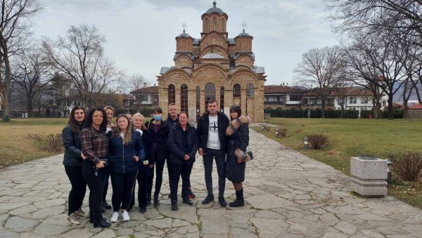 ПОРУКЕ ПОДРШКЕ ВУЧИЋУ ИЗ ГРАЧАНИЦЕ: Захваљујући председнику ми и даље опстајемо овде (ФОТО/ВИДЕО)