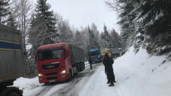 СНЕГ ПАДА У ПРИЈЕПОЉУ: Отежан саобраћај ка црногорској граници преко Јабуке