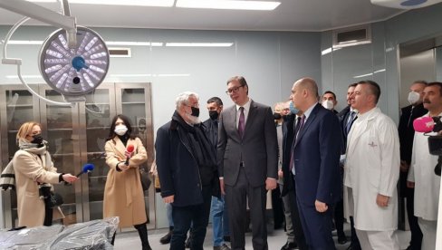 VIŠE NEGO PREPOLOVLJEN BROJ LICA NA LISTI ČEKANJA Vučić: Ulažemo u ljude, renovirali ili izgradili smo 152 zdravstvena objekta