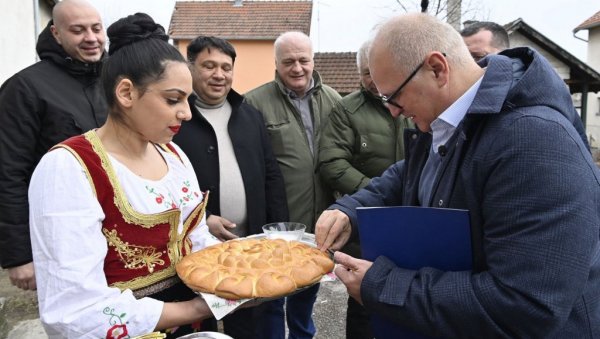 ВЕСИЋЕВА ПОКРЕТНА КАНЦЕЛАРИЈА У ЛАЗАРЕВЦУ: Сваки пут када дођем, уради се нешто ново у насељима