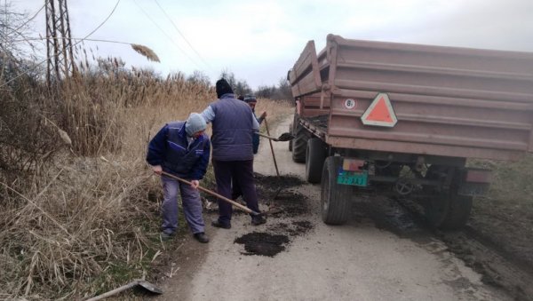 ВРЕДНИ МЕШТАНИ СРПСКОГ ИТЕБЕЈА: Санирали рупе на путу (ФОТО)