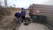 VREDNI MEŠTANI SRPSKOG ITEBEJA: Sanirali rupe na putu (FOTO)